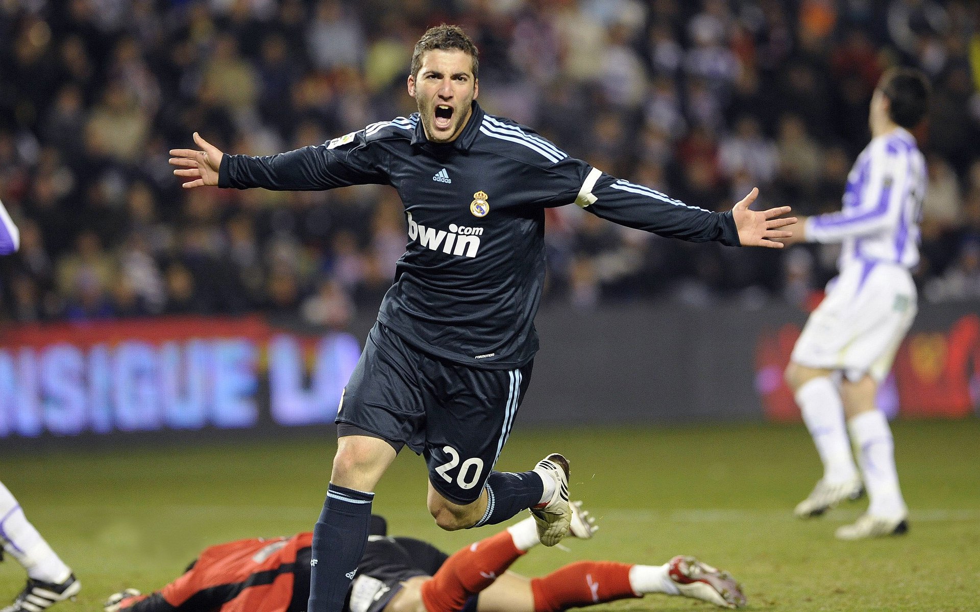 “球迷狂欢：最燃现场应援瞬间合集”，球迷音乐