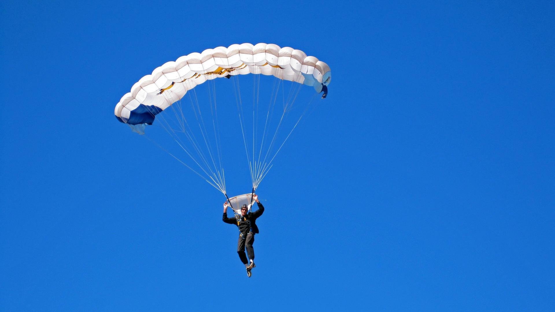 “长局激战无眠夜，乾坤未定福祸难料”